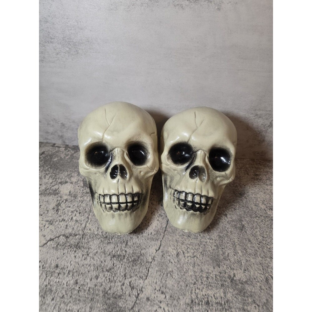 2 Small VTG Plastic Realistic Human Skull Skeleton Head Halloween Decoration 6”